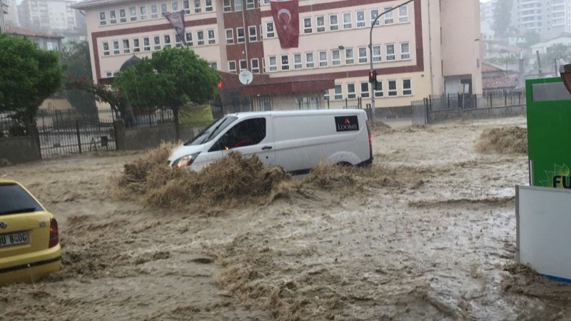 Ankara'da sağanak sele döndü: Caddeleri su bastı, araçlar sürüklendi