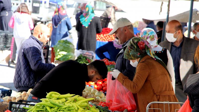 Türk-İş'e göre nisanda 4 kişilik ailenin yoksulluk sınırı 17 bin 340 lira oldu