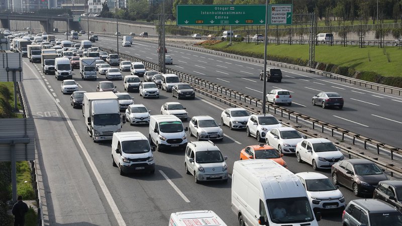 İstanbul'da tam kapanmaya rağmen trafik yoğunluğu