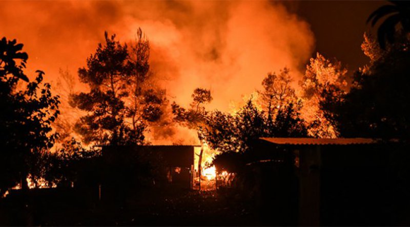 Yunanistan'daki yangınlar nedeniyle binlerce kişi evini terk ediyor