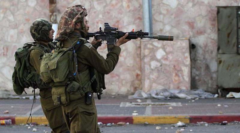 Alçak İsrail Askeri, Yerde Yatan Filistinliyi Vurdu