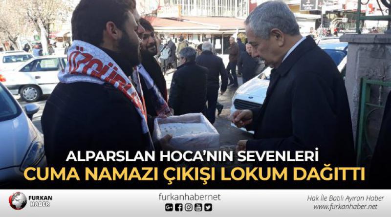 Alparslan Hoca’nın Sevenleri Cuma Namazı Çıkışı Lokum Dağıttı