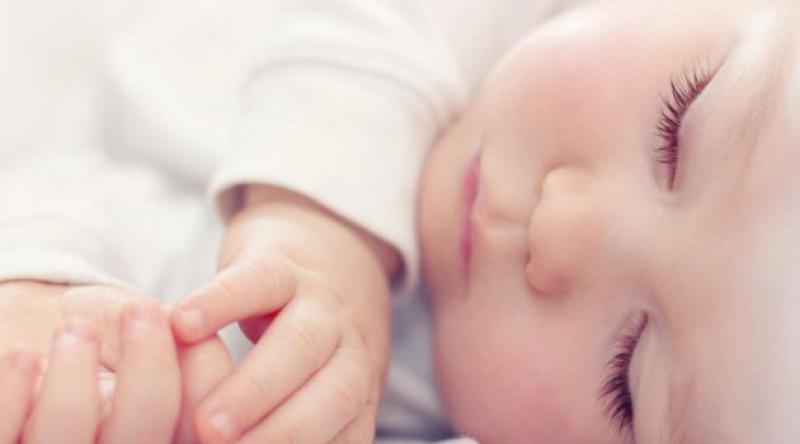 Bebekleri sallayarak uyutmak zararlı mı?