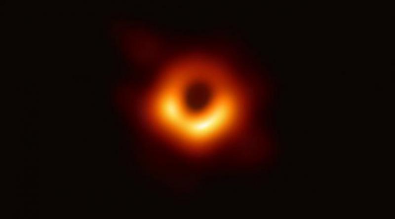 Bilim insanları ilk 'kara delik&#39; görüntüsünü yayınladı