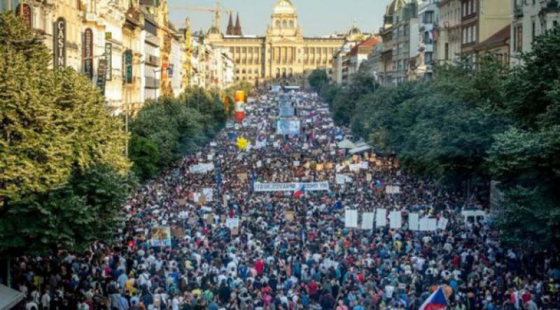 Çekya'da 250 bin kişiden hükümet karşıtı gösteri