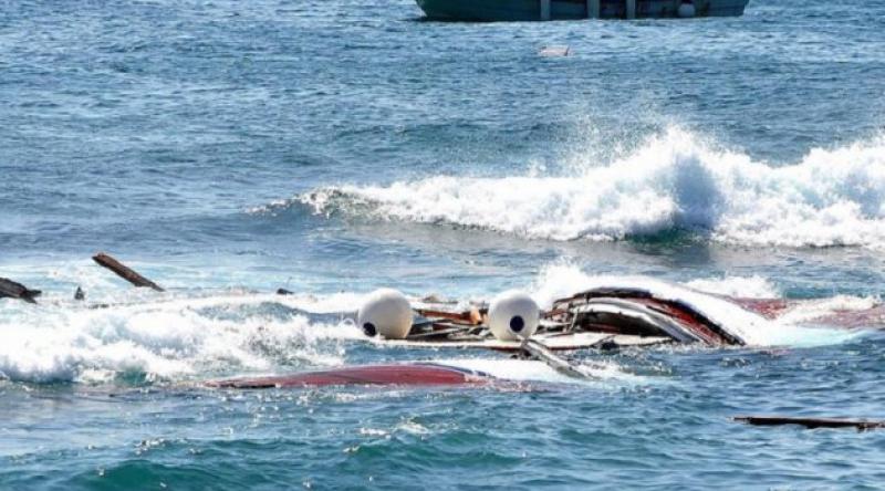 Ege'de göçmenleri taşıyan bot battı: 3 ölü