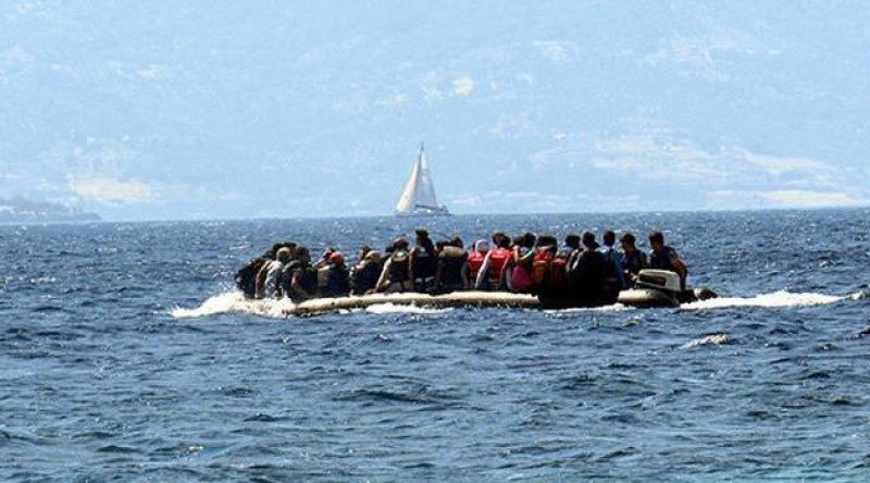 Ege'de göçmenleri taşıyan bot battı