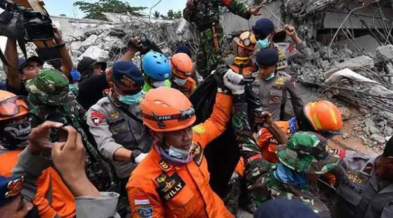 Endonezya Depreminde Ölü Sayısı Artıyor