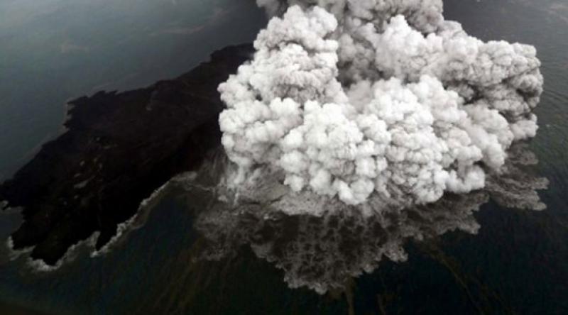 Endonezya'da Anak Krakatau Yanardağı&#39;nda bir günde 37 patlama