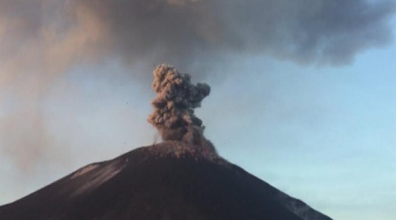 Endonezya'da yanardağ patladı! Denize kül ve kaya fırlattı