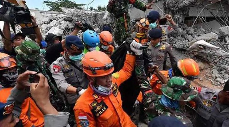 Endonezya'daki Depremde Ölü Sayısı 436&#39;ya Yükseldi