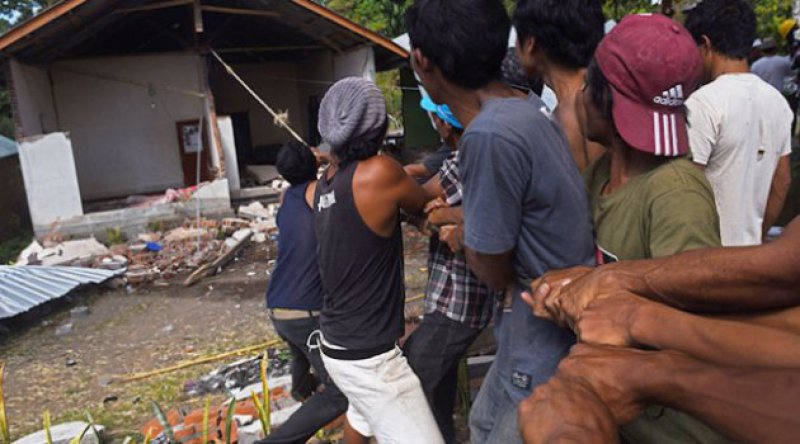 Endonezya'daki depremde ölü sayısı yükseliyor