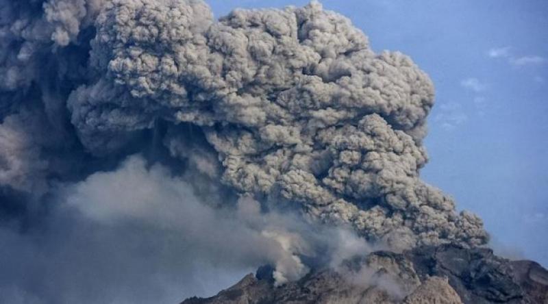 Endonezya'daki yanardağ 3 günde 44 kez patladı