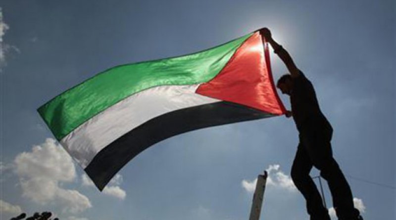 Filistinli Gençler Celil’de İşgal Bayrağını İndirip Filistin Bayrağını Astı
