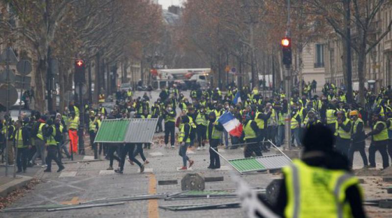Fransa'da güvenlik güçlerine, göstericilere ateş açma izni