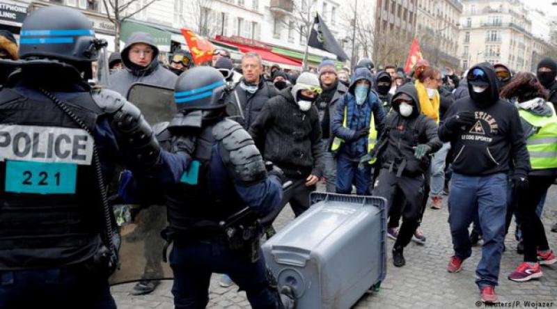 Fransa'da Sarı Yelekliler yine sokakta