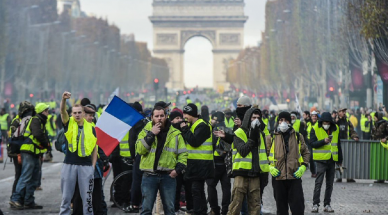 Fransa'daki &#39;Sarı Yelekliler&#39; eylemlerinde 8 bin 400 gösterici gözaltına alındı
