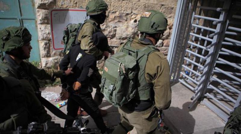 İşgal Güçleri Batı Şeria'da 22 Filistinliyi Gözaltına Aldı
