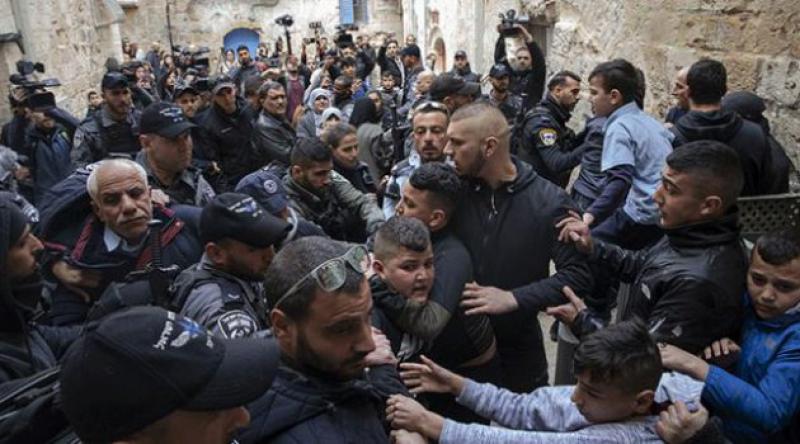 İşgalci İsrail Kudüs'te Filistinli aileyi zorla evinden çıkardı