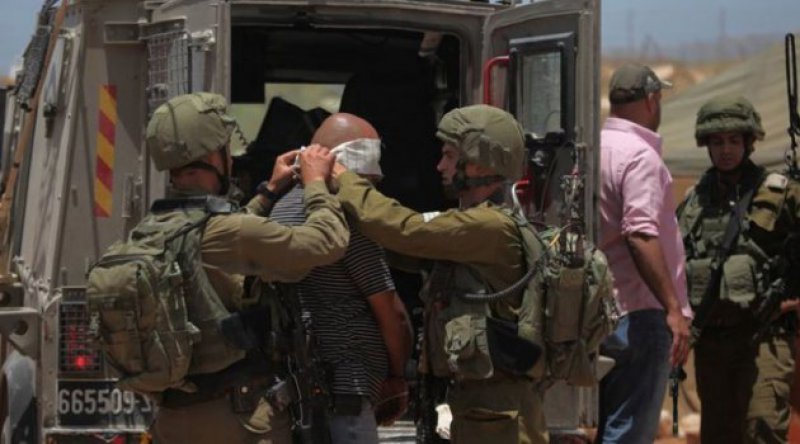 İsrail 8 Filistinliyi Gözaltına Aldı