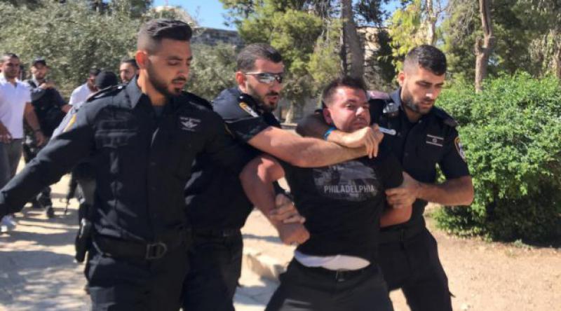 İsrail polisinden Mescid-i Aksa korumaları ve cemaate saldırı