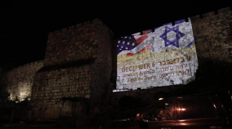 İsrail'den küstah hareket: Kudüs’ün surlarına ABD ve İsrail bayrakları yansıtıldı