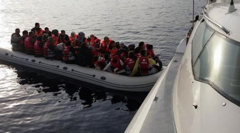 İzmir açıklarında mültecileri taşıyan tekne battı