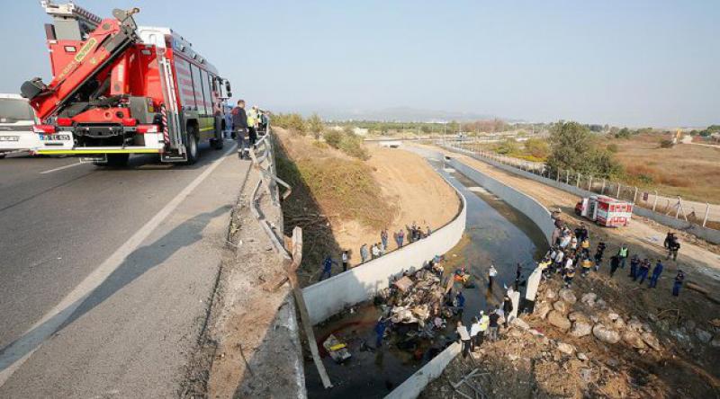 İzmir'de göçmenleri taşıyan kamyon devrildi: 15 ölü
