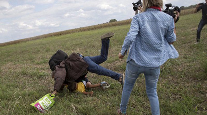 Macaristan’da üst mahkeme, mülteci tekmeleyen gazeteciyi suçsuz buldu