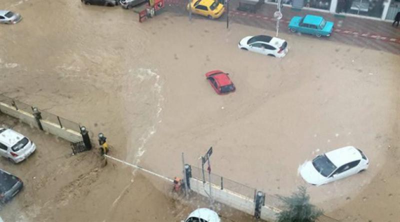 Mersin'de şiddetli yağış sonrası onlarca araç yolda kaldı