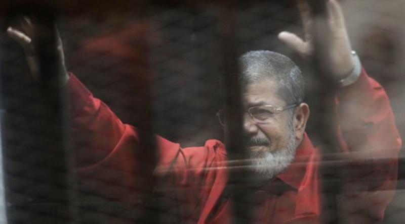 Mursi, ilk kez 'idam mahkumu&#39; kıyafetiyle mahkemede