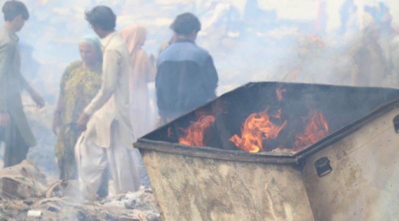 Pakistan'da büyük yangın: 100 ev küle döndü