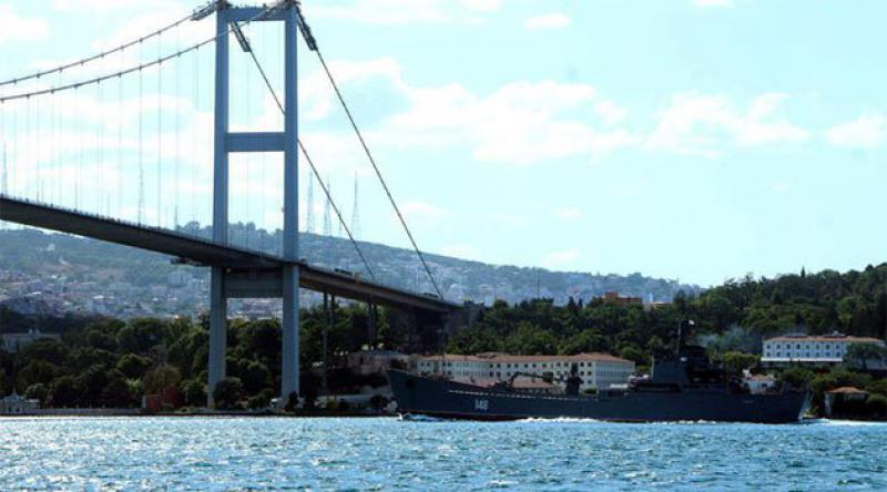 Rus Savaş Gemisi 'Orsk&#39; İstanbul Boğazı&#39;ndan Geçti