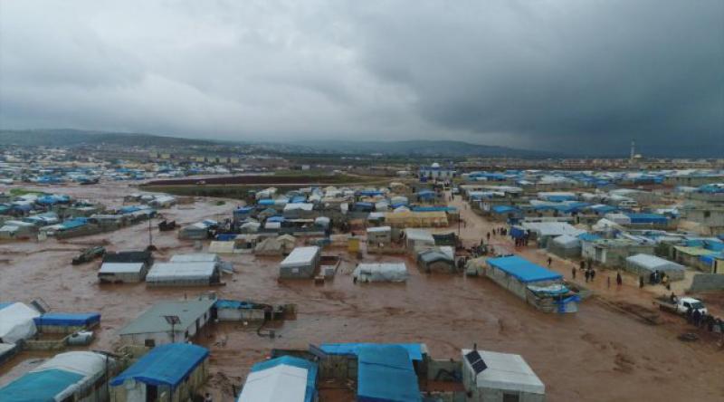 Sınırdaki Suriyeli sığınmacı kamplarını sel vurdu: 25 bin kişi çadırsız kaldı