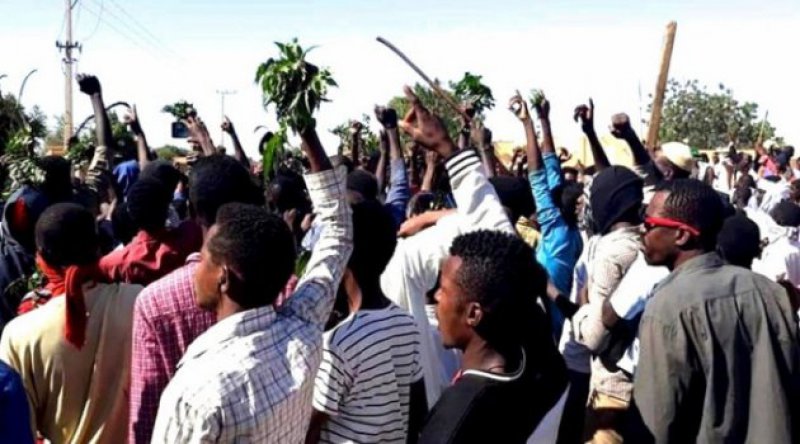 Sudan'da askerler, göstericilere müdahale etmeye başladı