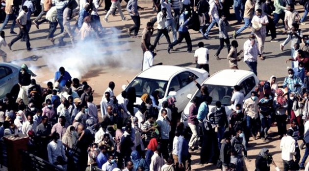 Sudan'da hükümet feshedildi, OHAL ilan edildi
