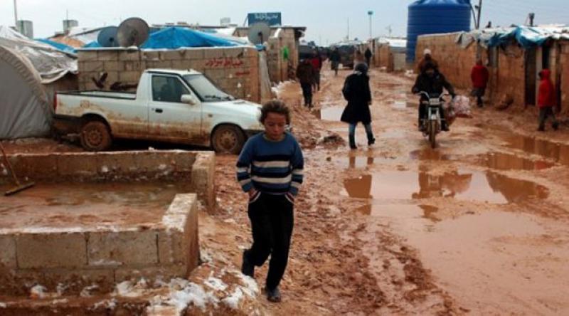 Suriyelilerin çamur altında yaşam mücadelesi..