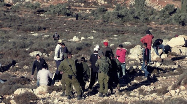 Yahudi yerleşimciler zeytin toplayan Filistinlilere saldırdı